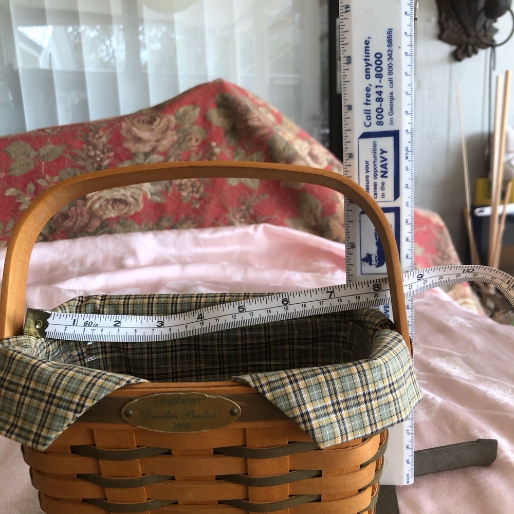 Longaberger Basket with Checkered Liner 2002 Dresden with plastic insert liner - Picture 4 of 4